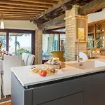 Casale Santa Lucia 8&2, Emma 贝托纳