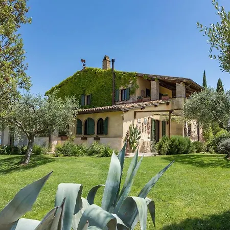 Casale Santa Lucia 8&2, Emma بيتونا