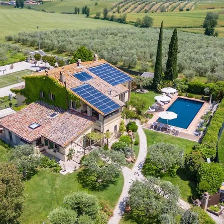 Casale Santa Lucia 8&2, Emma בטונה