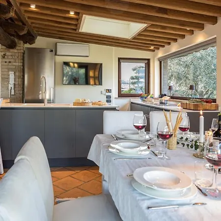 Casale Santa Lucia 8&2, Emma בטונה