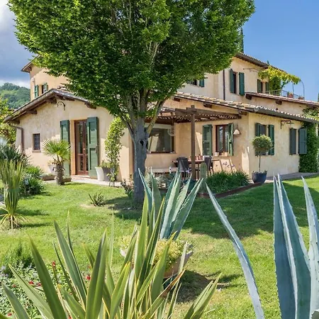 Casale Santa Lucia 8&2, Emma בטונה