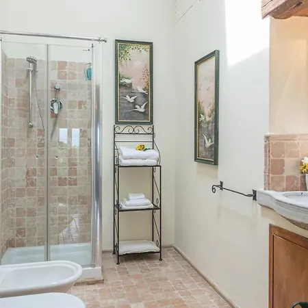 Casale Santa Lucia 8&2, Emma בטונה