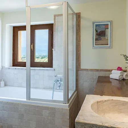 Casale Santa Lucia 8&2, Emma * בטונה