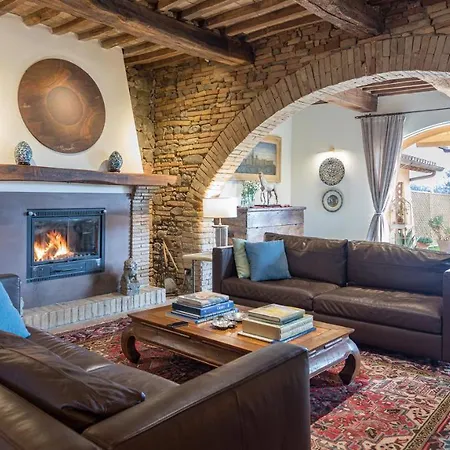 Casale Santa Lucia 8&2, Emma * בטונה